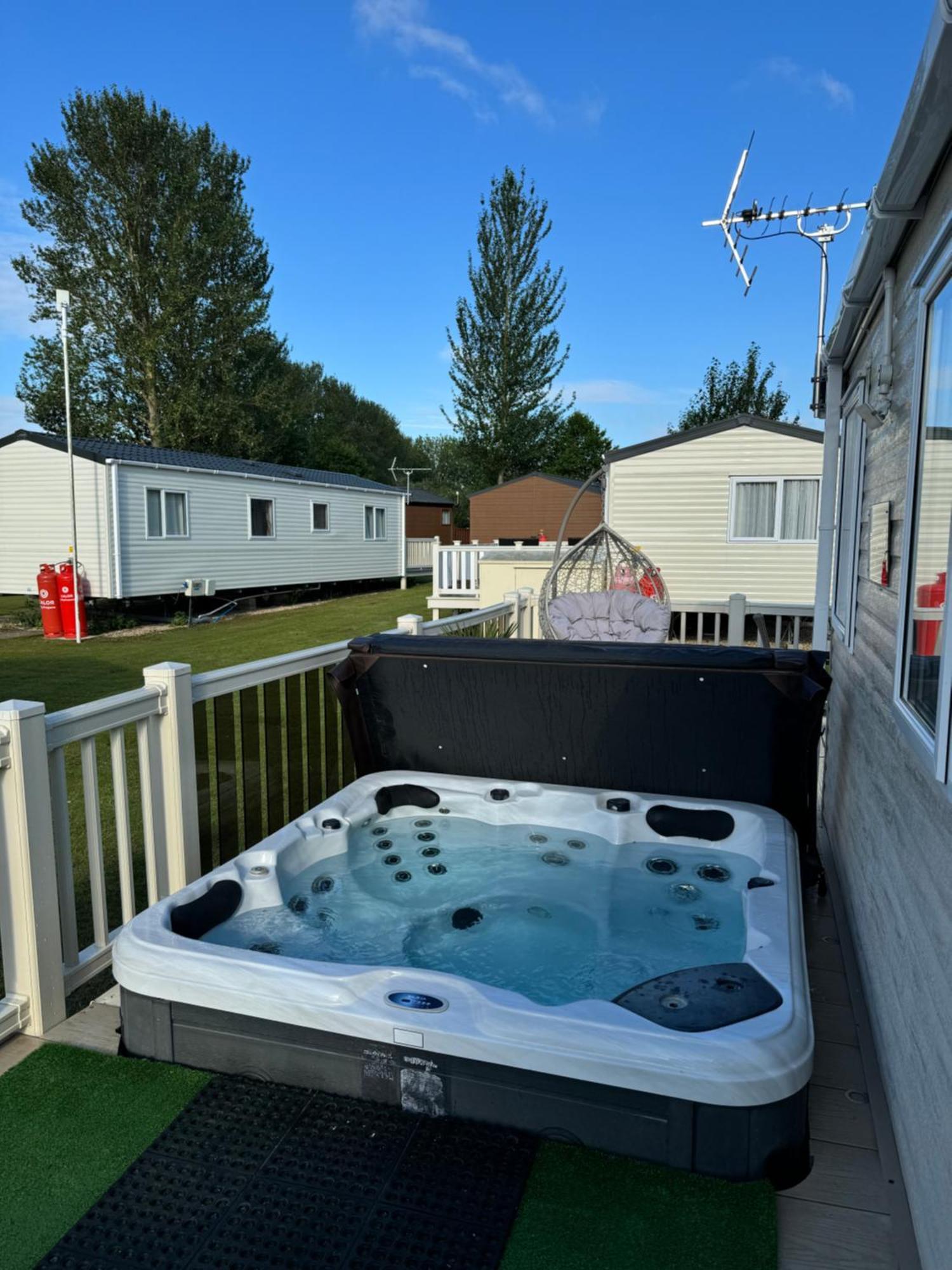 Hot Tub Retreat At Tattershall Lakes Екстериор снимка